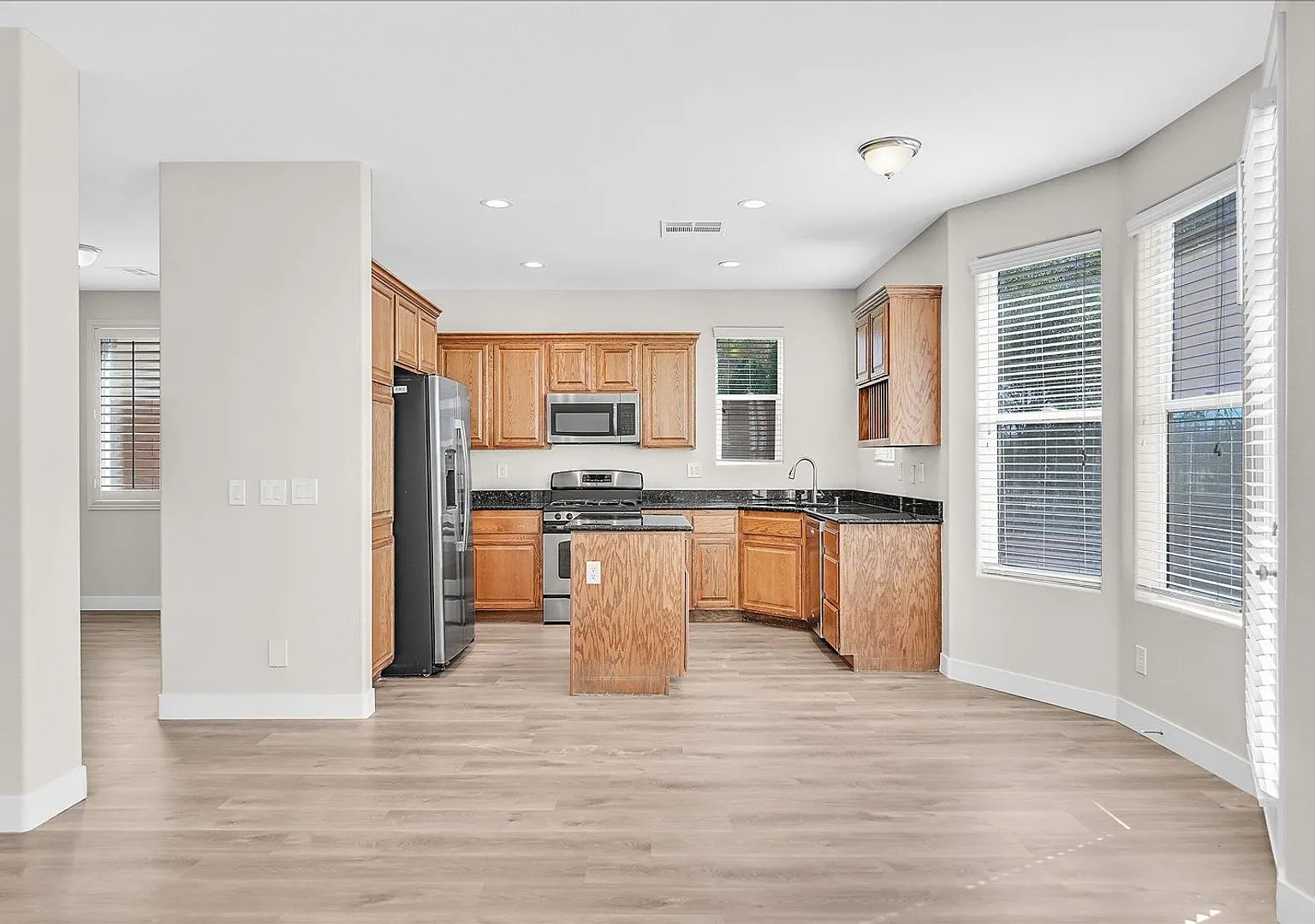 Spacious 2 story, 4 bedroom + office home in MacDonald Ranch. — Photo 4