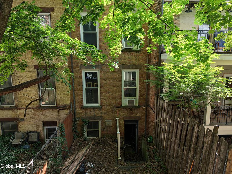 5th image of 165 Chestnut Street