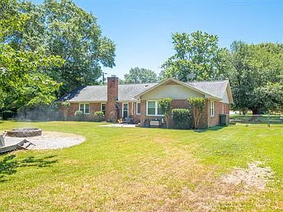 3 bed, 2.0 bath, 1824 sqft, $1,900 — Photo 4