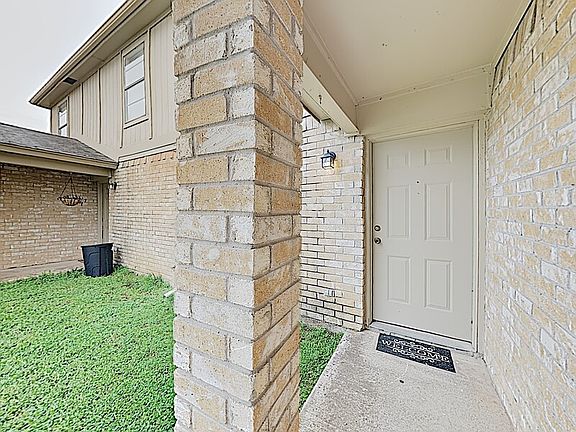 2nd image of 852 NW Summercrest Blvd APT A