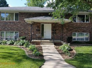 701/703 W Randolph St N, Roanoke, IL 61561