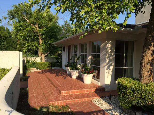 1800 Drakestone Ave, Nichols Hills, OK 73120