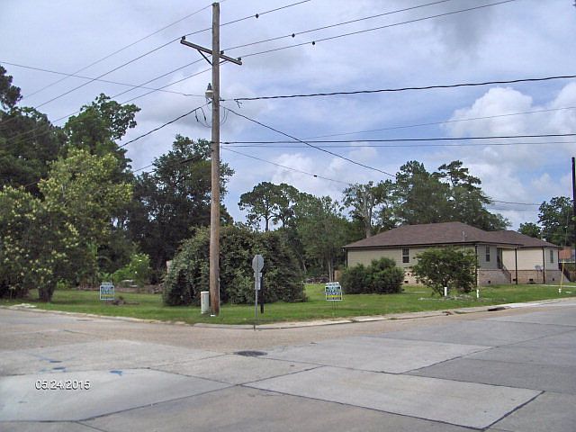 2nd image of 404 Jefferson Davis St