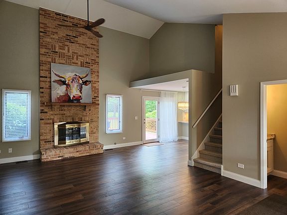 4th image of 555 Philip Dr
