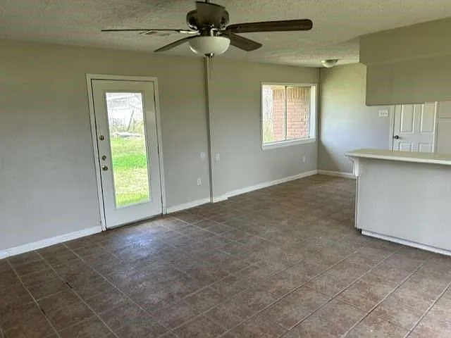 3 bed, 1.0 bath, 1148 sqft, $1,795 — Photo 4