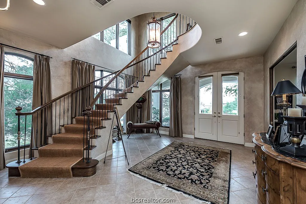 3 bed, 3.5 bath, 4319 sqft, $3,800 — Photo 2