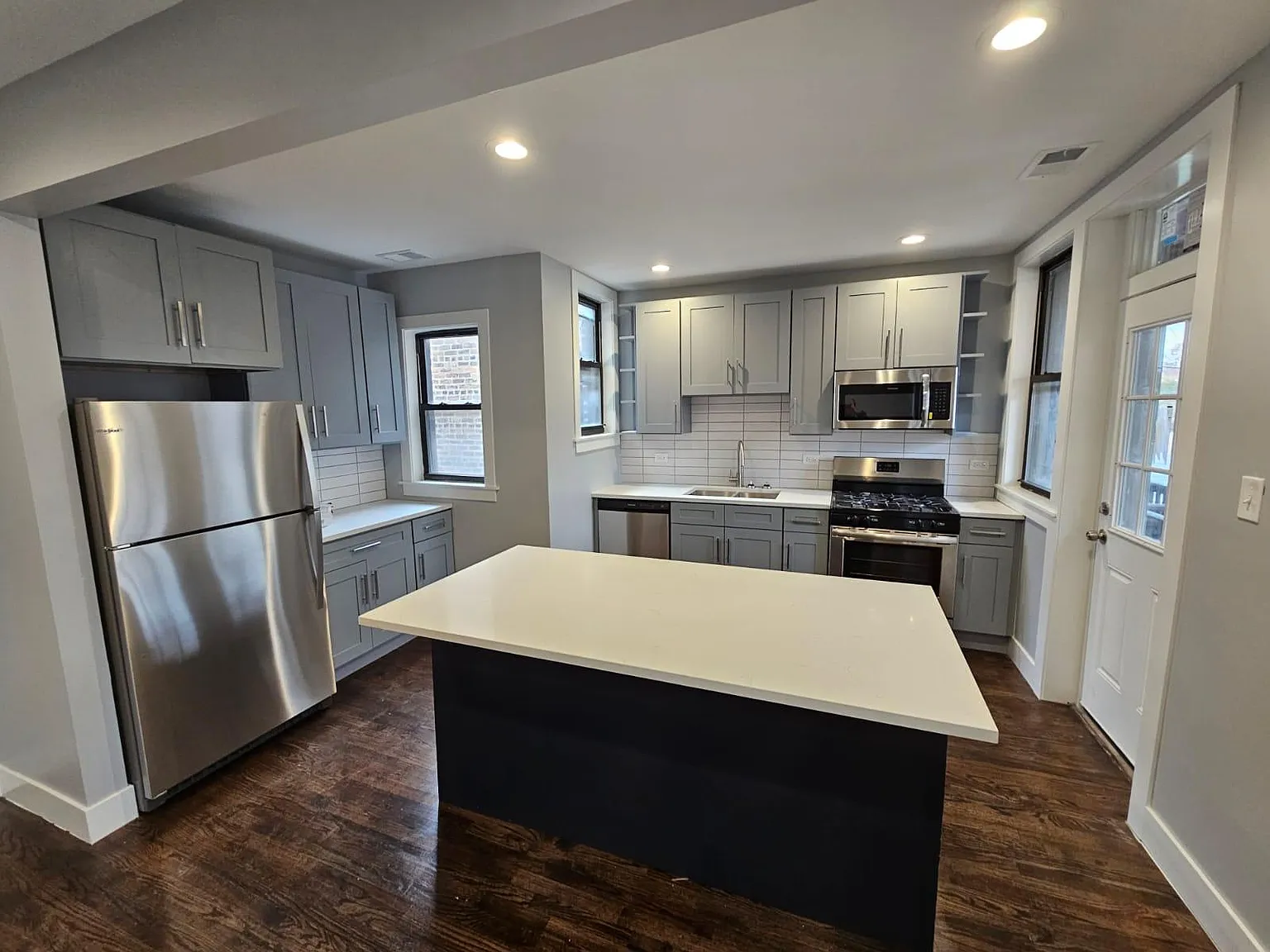 2642 W Pratt Ave — Photo 2