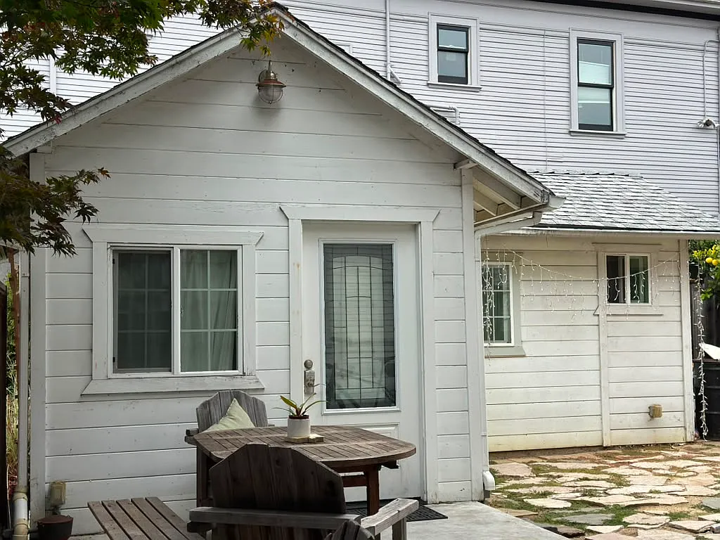 Studio, 300 sqft, $2,000 — Photo 2