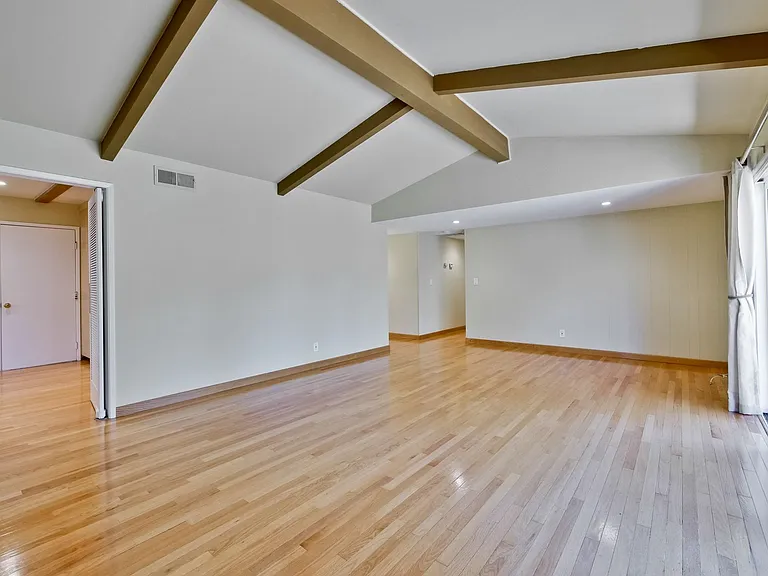 1084 Bluebird Ave — Photo 6