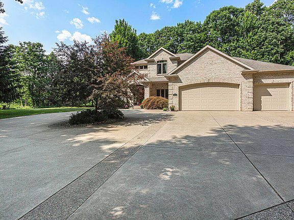 4th image of 420 S Round Lake Dr