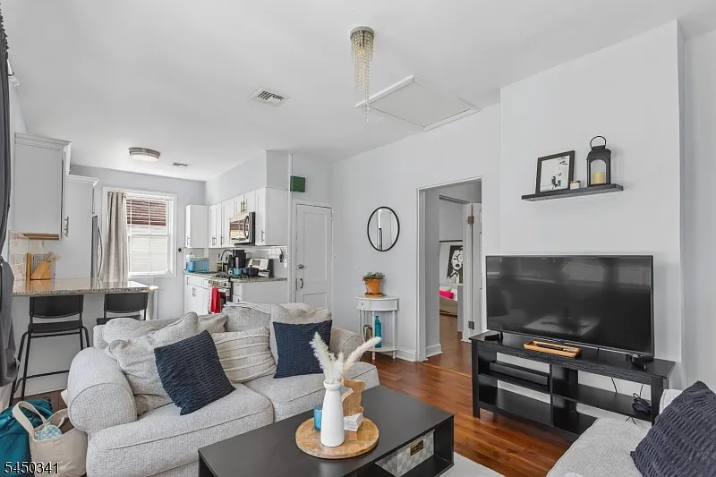 2 bed, 1.0 bath, $2,350 — Photo 4