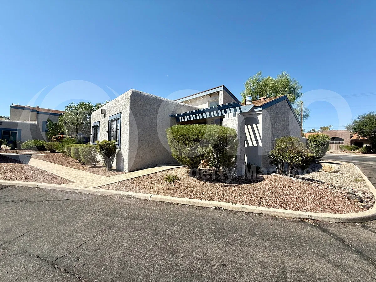 3 bed, 2.0 bath, 1295 sqft, $1,599 — Photo 2