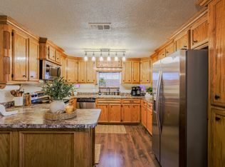 910 Brockman St, Clute, TX 77531