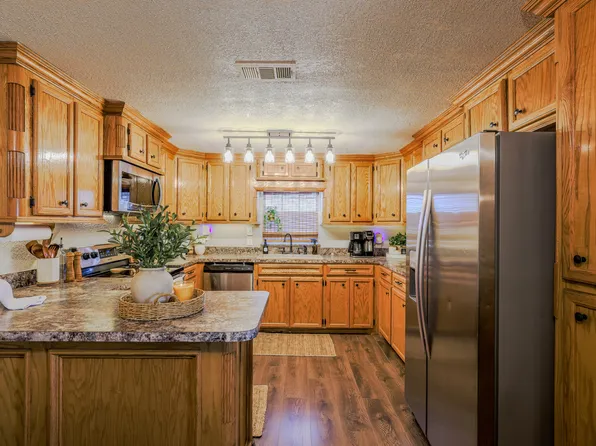910 Brockman St, Clute, TX 77531