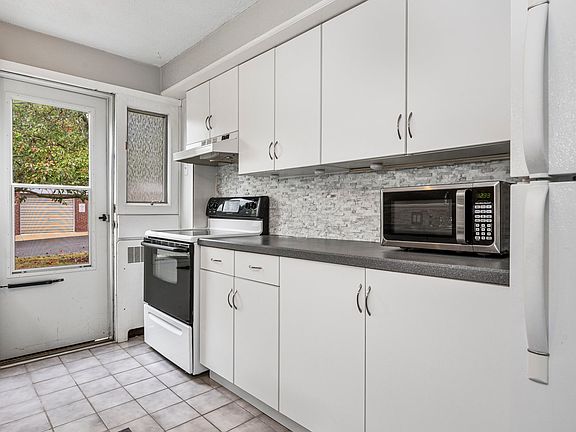 4th image of 200 Maplewood Dr APT D8