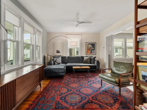 94 Town Hill St, Quincy, MA 02169