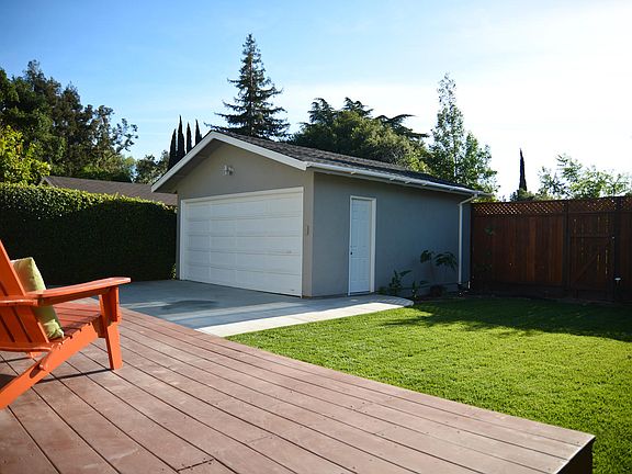 4th image of 1067 Warren Ave
