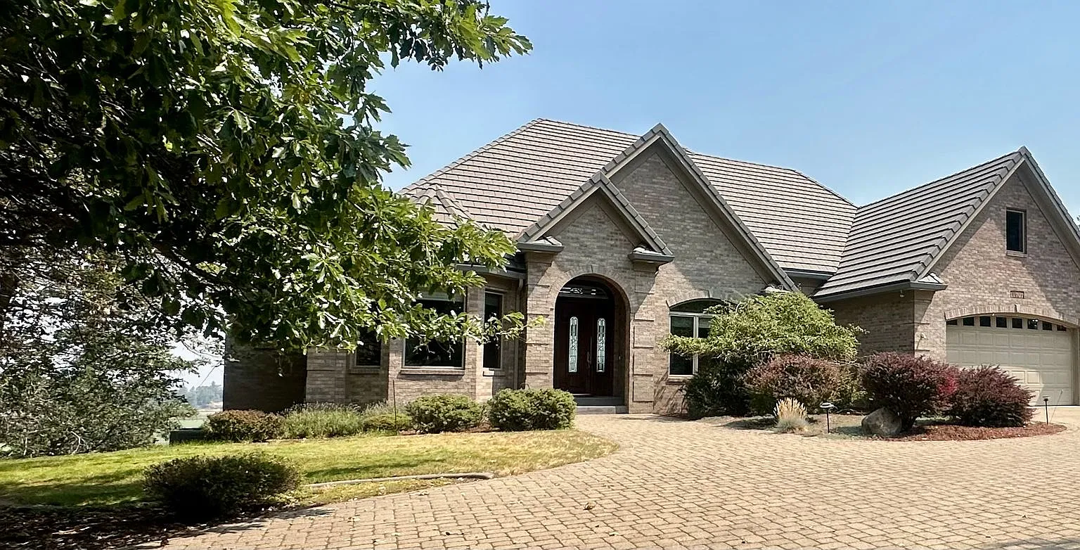 Luxury 4-Bed Running Y Home with Panoramic Lake Views — Photo 1