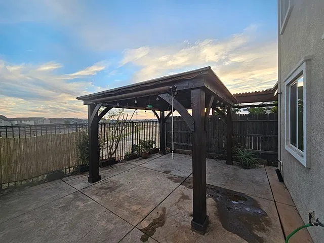 4 bed, 2153 sqft, $3,200 — Photo 1