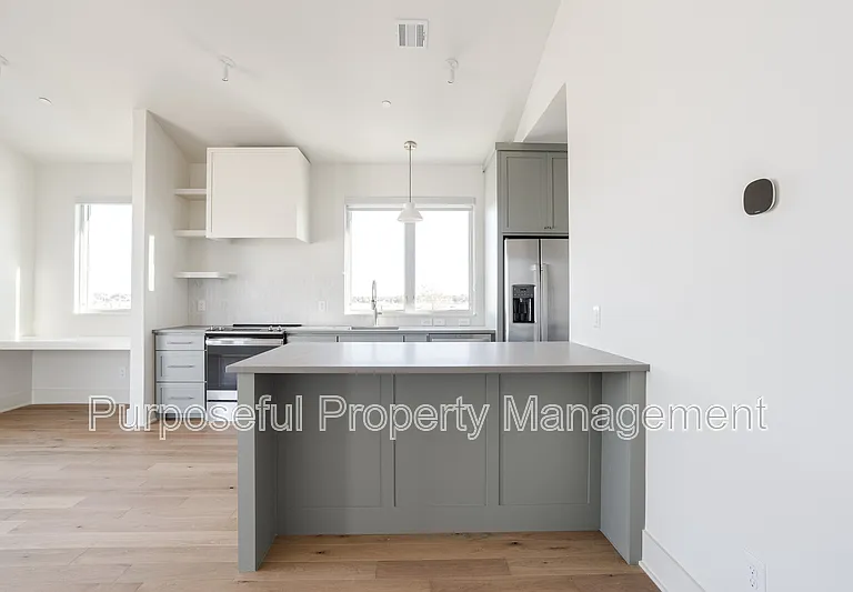 934 Hangar Dr #9 — Photo 4