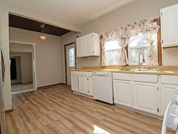 3rd image of 818 7th Ave N