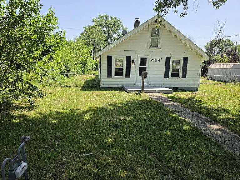 2124 Arthur Ave — Photo 9