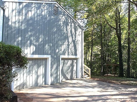 4th image of 2715 Wendy Ln