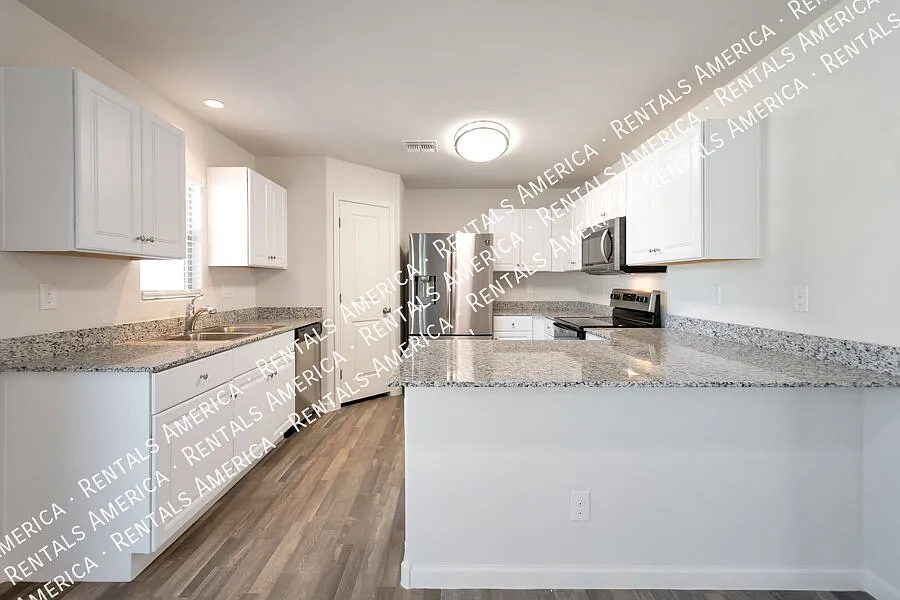 4 Bedroom home w/beautiful Floor Plan — Photo 4