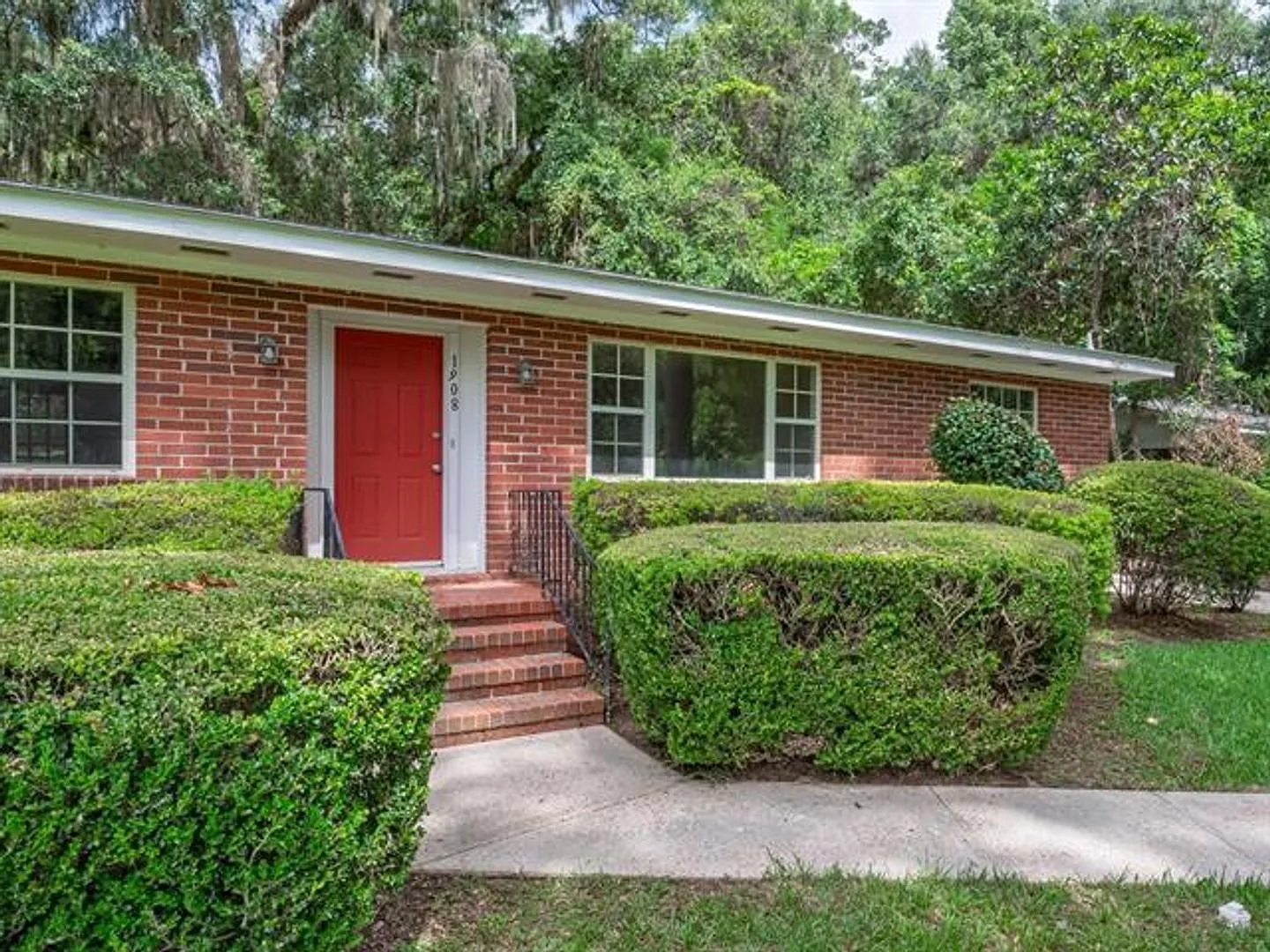 Gorgeous 3/2 With Plank Floors, Carport, Fenced In Yard, Screened In Porch, Stainless Appliance& ... — Photo 3
