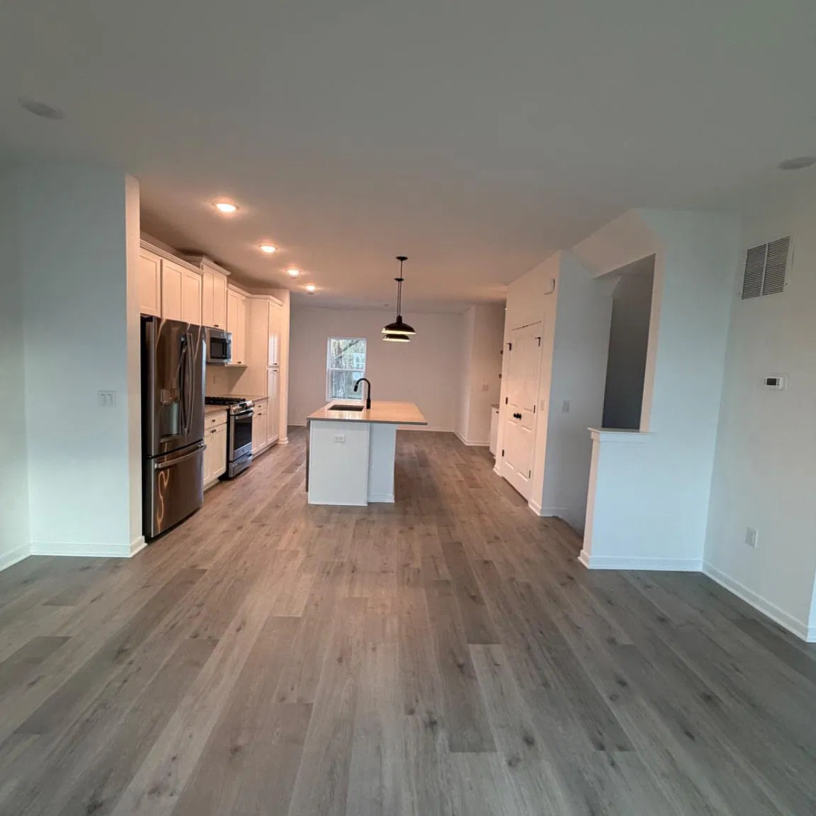 4 bed, 3.5 bath, 3854 sqft, $3,200 — Photo 4