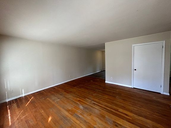 3rd image of 563 Blendwood Dr