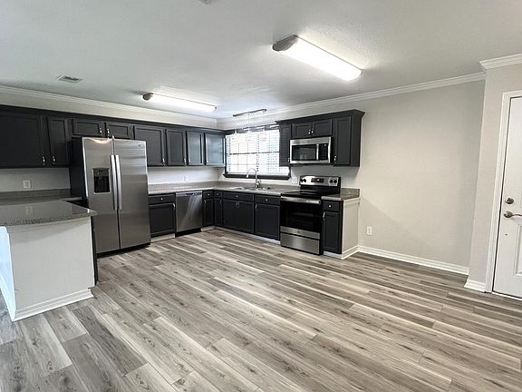 4th image of 587 Meadow Dr