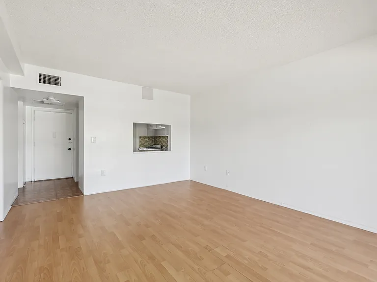 Esquire Apartments — Photo 28
