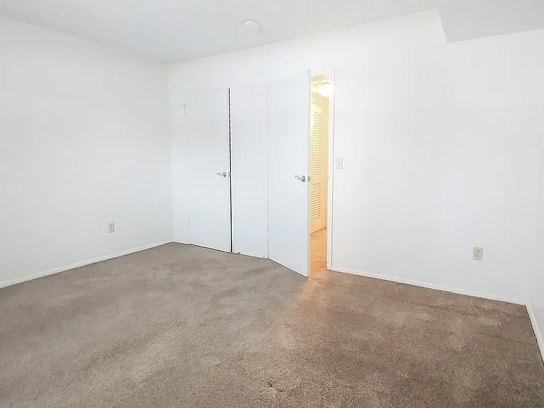 Windsor Gardens Apartments — Photo 32