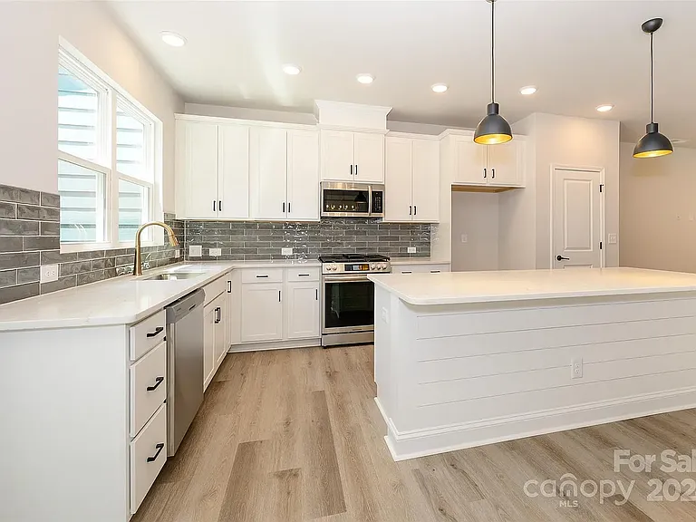 10037 Mamillion Dr — Photo 5