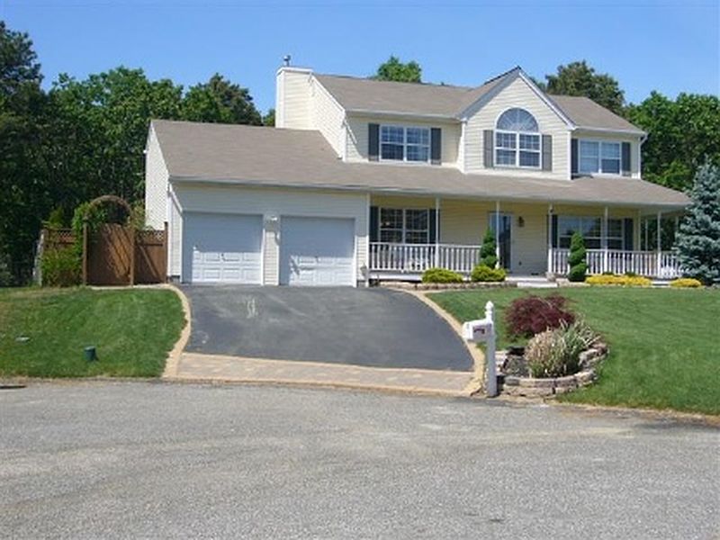 7 Beatrice Ct. in Manorville Out East