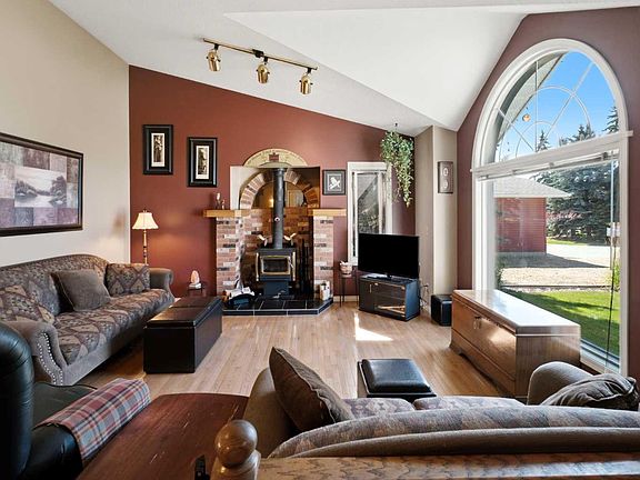 3rd image of 10 Petticoat Ln