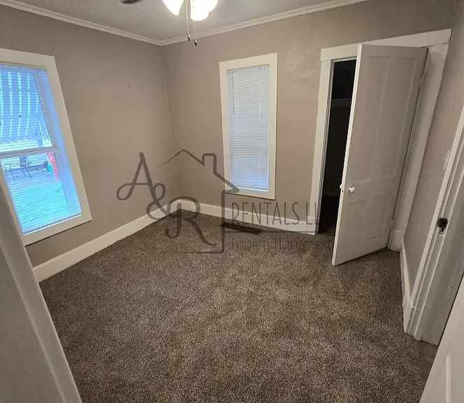 513 E Adams St — Photo 6