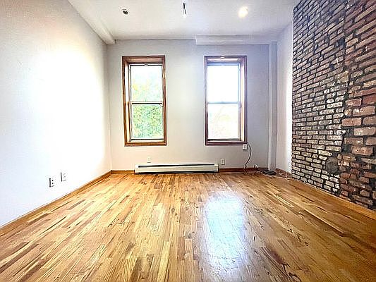 1st image of 516 Bainbridge St APT 2
