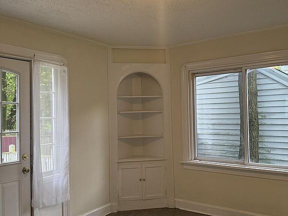 3rd image of 643 W 3rd St