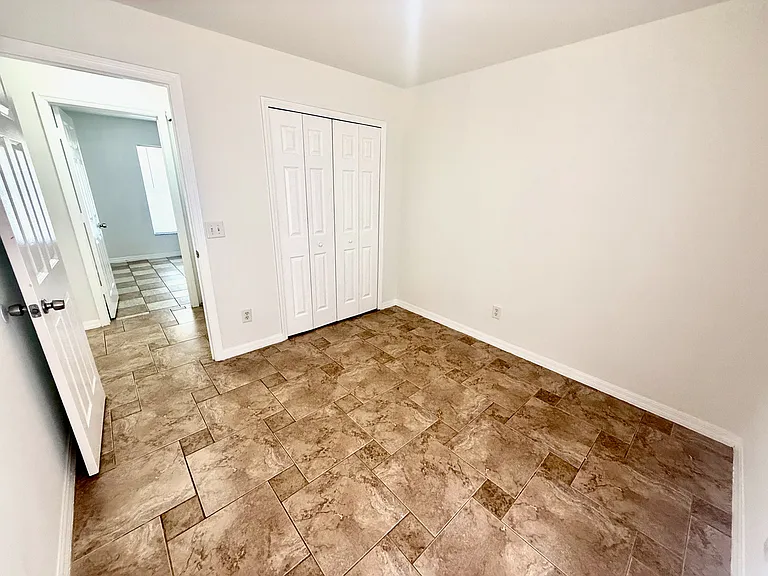 1241 Ermine St E — Photo 20