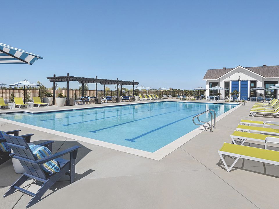 Northlake Amenity Swimming Pool 4of4 CMYK hero