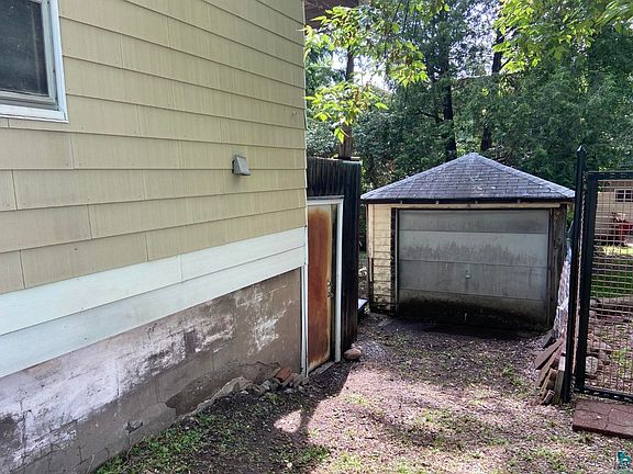 5th image of 515 N 11th Ave E