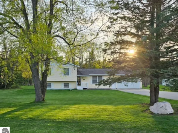 3730 Driftwood Dr, Cadillac, MI 49601