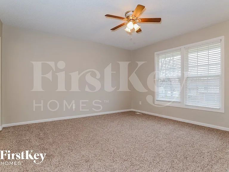 615 N Pine St — Photo 8