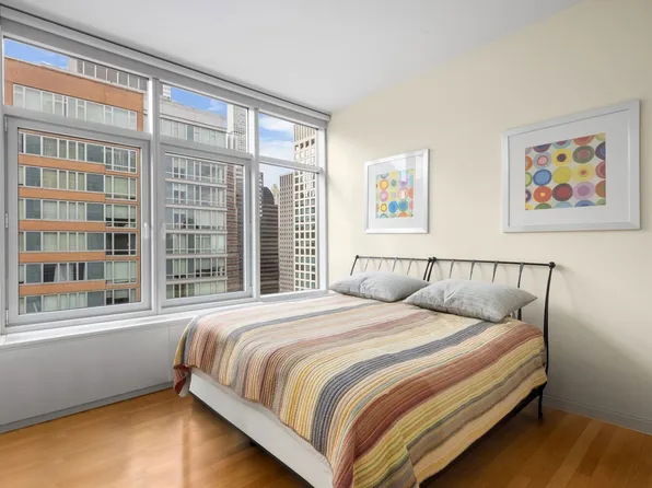 310 East 53rd Street image 12 of 14