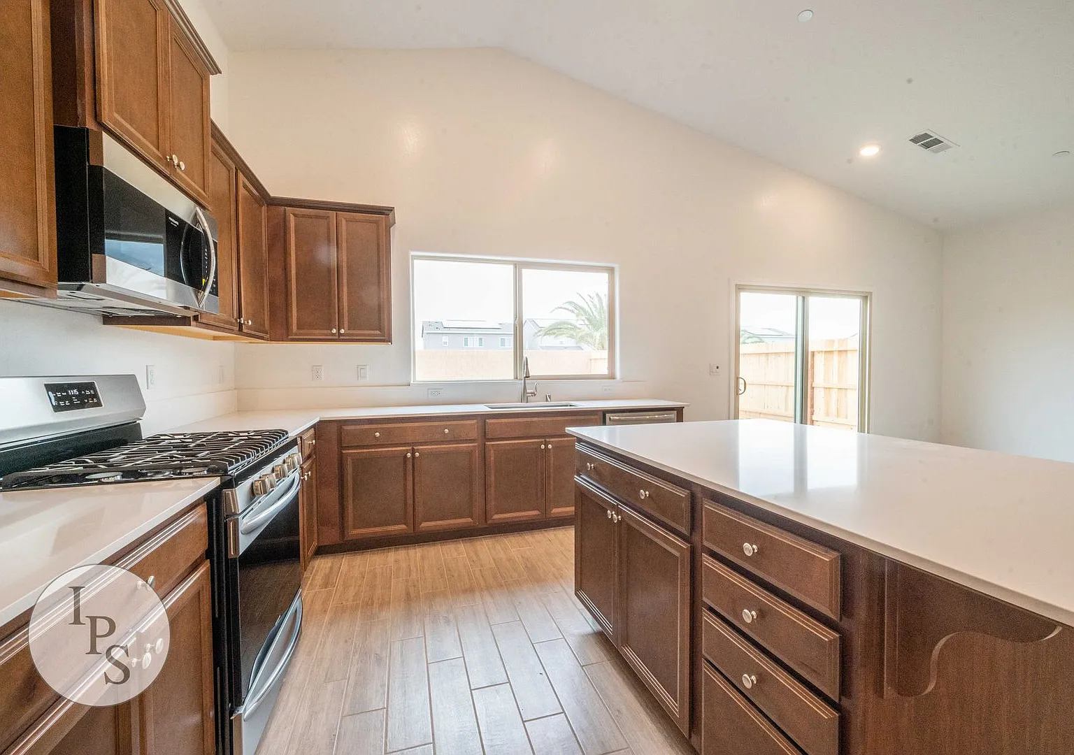 2022 South/East Fresno Home, 4BR/2BA - Lots of Amenities! — Photo 1