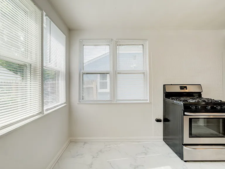 2411 Harris St — Photo 13