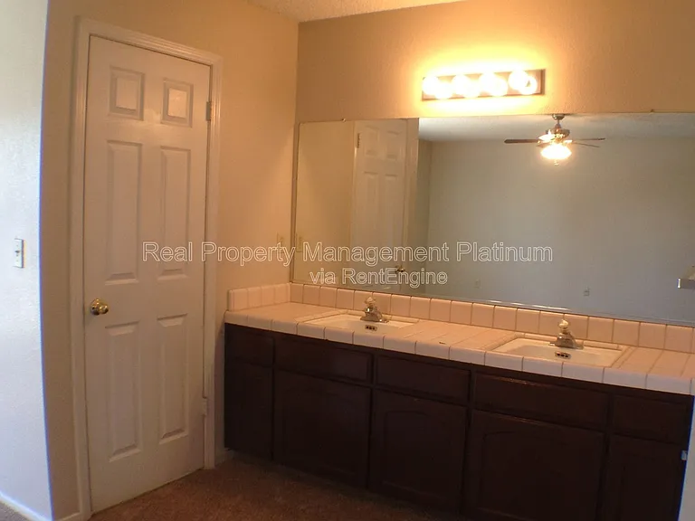 675 N Claremont Ave — Photo 19