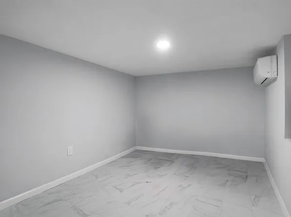 681 Rhinelander Avenue image 20 of 29